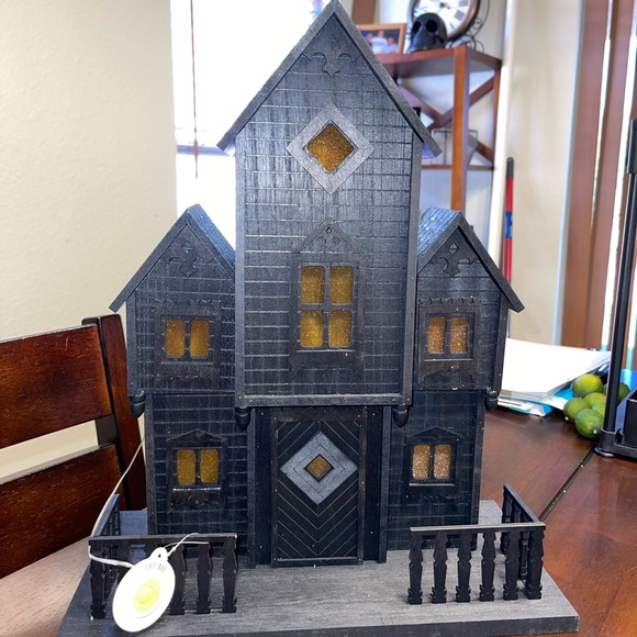 TARGET THRESHOLD HAUNTED HOUSE WITH LIT CALENDAR. - Picture 2 of 6